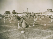 Fête d'éducation physique, mouvements d'ensemble avec des ballons : photographie noir et blanc.