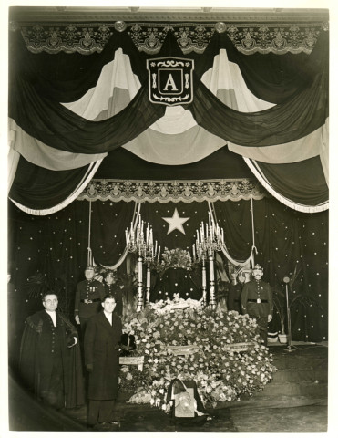 Enterrement du maire Charles Auray, cercueil et corbeilles de fleurs dans l'hôtel de ville : photographie noir et blanc.
