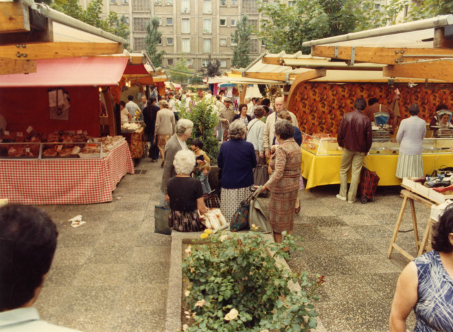 Marché de l'église, allée du marché : photographie couleur.