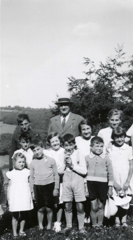 Colonies de vacances dans le nord du Morvan, groupe d'enfants posant avec le maire Charles Auray : photographie noir et blanc.