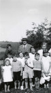 Colonies de vacances dans le nord du Morvan, groupe d'enfants posant avec le maire Charles Auray : photographie noir et blanc.