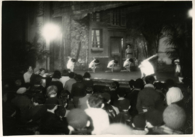 Spectacle d'enfants en intérieur : photographie noir et blanc.