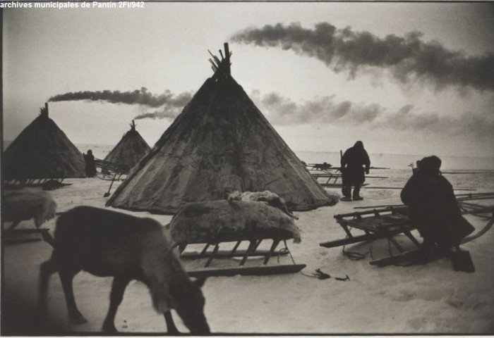 Reproduction d'une œuvre de Claudine Doury, 23 h, campement nenets dans la toundra, Salekhard, Yamal, Russie. Légendes de nuit, exposition à la bibliothèque Elsa-Triolet.