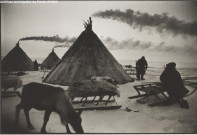 Reproduction d'une œuvre de Claudine Doury, 23 h, campement nenets dans la toundra, Salekhard, Yamal, Russie. Légendes de nuit, exposition à la bibliothèque Elsa-Triolet.