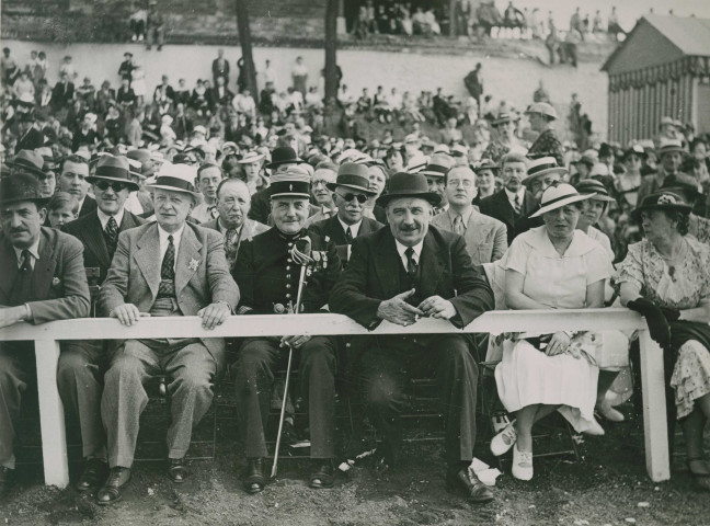 Fête d'éducation physique, tribune officielle : photographie noir et blanc.
