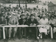 Fête d'éducation physique, tribune officielle : photographie noir et blanc.