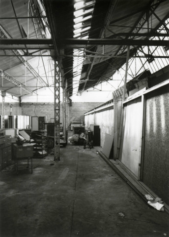 Usine Motobécane désaffectée, vue de l'intérieur : photographie noir et blanc.