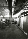 Usine Motobécane désaffectée, vue de l'intérieur : photographie noir et blanc.