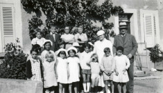 Colonies de vacances dans le nord du Morvan, groupe d'enfants posant avec le maire Charles Auray et son épouse : photographie noir et blanc.