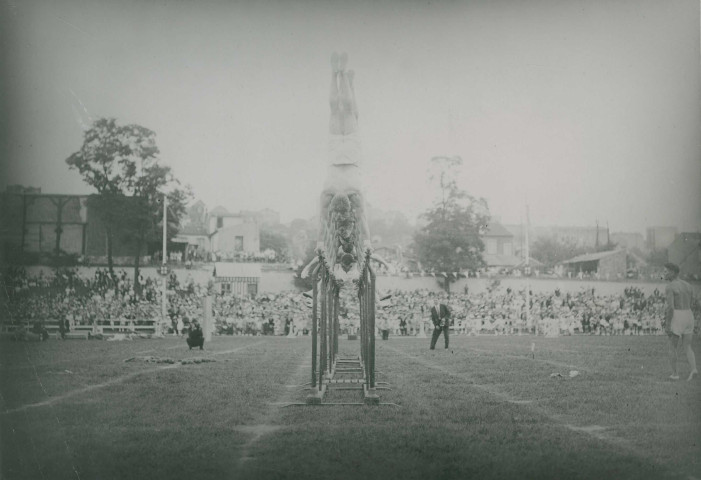 Fête d'éducation physique, démonstration de barres parallèles par le régiment de sapeurs-pompiers : photographie noir et blanc.