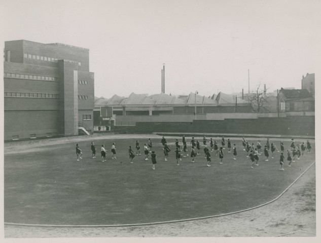 Jeunes filles faisant du sport sur le stade Sadi-Carnot : photographie noir et blanc.