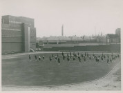 Jeunes filles faisant du sport sur le stade Sadi-Carnot : photographie noir et blanc.