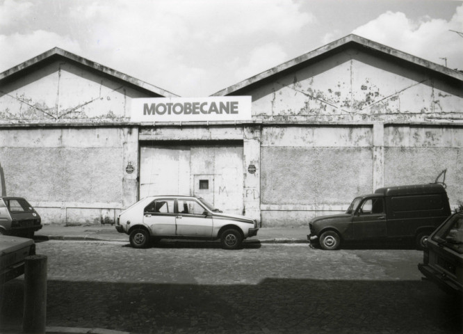 Usine Motobécane désaffectée, vue de la façade extérieure : photographie noir et blanc.