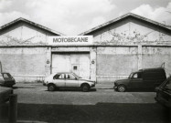 Usine Motobécane désaffectée, vue de la façade extérieure : photographie noir et blanc.