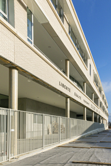 Façade du nouveau collège lors des travaux, en 2021 Photographie de la façade du nouveau collège lors des travaux, en 2021