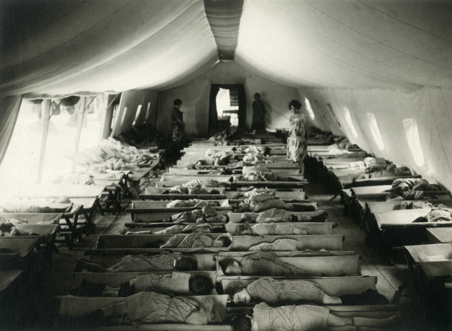 École de Plein-Air, sieste sous la tente : photographie noir et blanc.