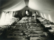 École de Plein-Air, sieste sous la tente : photographie noir et blanc.