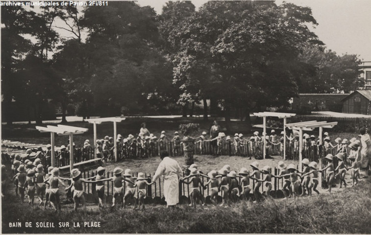 École maternelle de Plein air - Bain de soleil sur la plage.