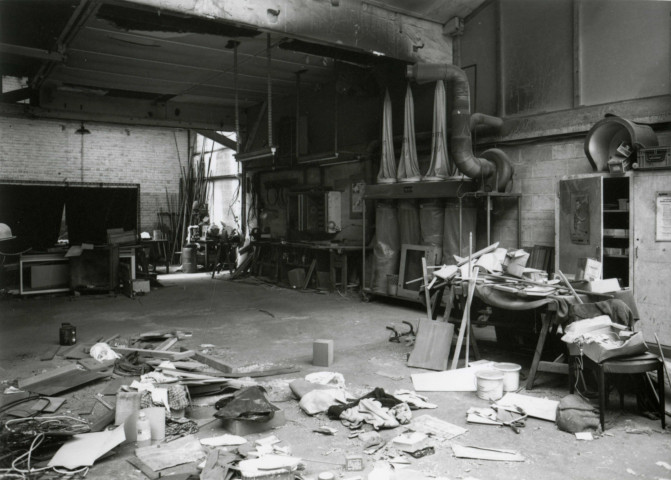 Usine Motobécane désaffectée, vue de l'intérieur : photographie noir et blanc.