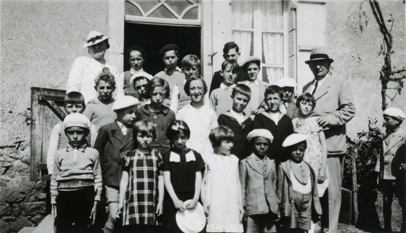 Colonies de vacances dans le nord du Morvan, groupe d'enfants posant avec le maire Charles Auray et son épouse à Surondin, Crépy, Boulois ou Montchaillon : photographie noir et blanc.