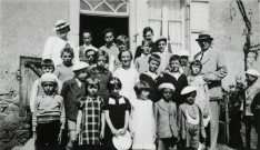 Colonies de vacances dans le nord du Morvan, groupe d'enfants posant avec le maire Charles Auray et son épouse à Surondin, Crépy, Boulois ou Montchaillon : photographie noir et blanc.