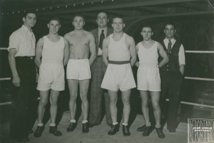 Portrait de groupe de boxeurs en tenue de combat sur un ring à Montargis : photographie noir et blanc.