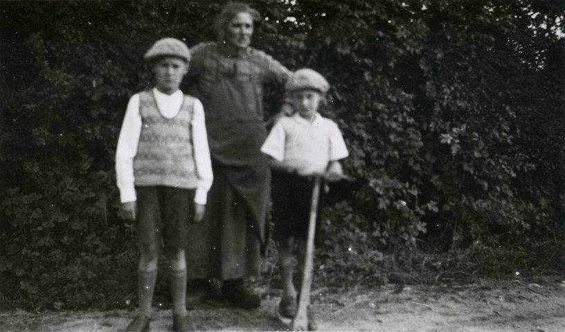 Colonies de vacances dans le nord du Morvan, groupe d'enfants : photographie noir et blanc.