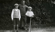 Colonies de vacances dans le nord du Morvan, groupe d'enfants : photographie noir et blanc.