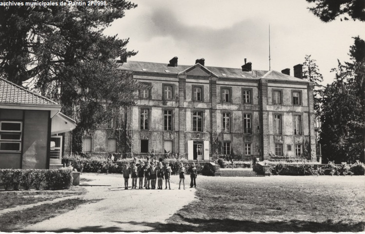 Colonie de vacances de la ville de Pantin à Saint-Martin-d'Ecublei - Le château.