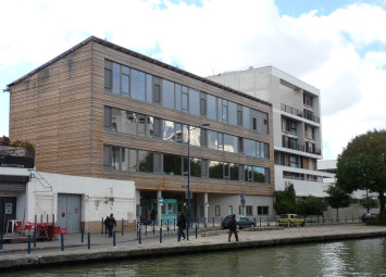 Photographie de la façade de l'école en 2012