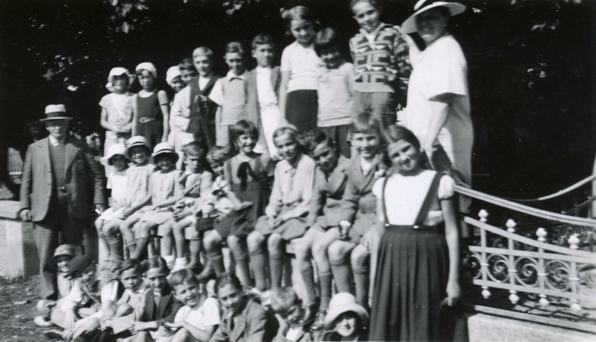 Colonies de vacances dans le nord du Morvan, groupe d'enfants posant avec le maire Charles Auray et son épouse : photographie noir et blanc.