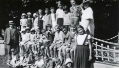 Colonies de vacances dans le nord du Morvan, groupe d'enfants posant avec le maire Charles Auray et son épouse : photographie noir et blanc.