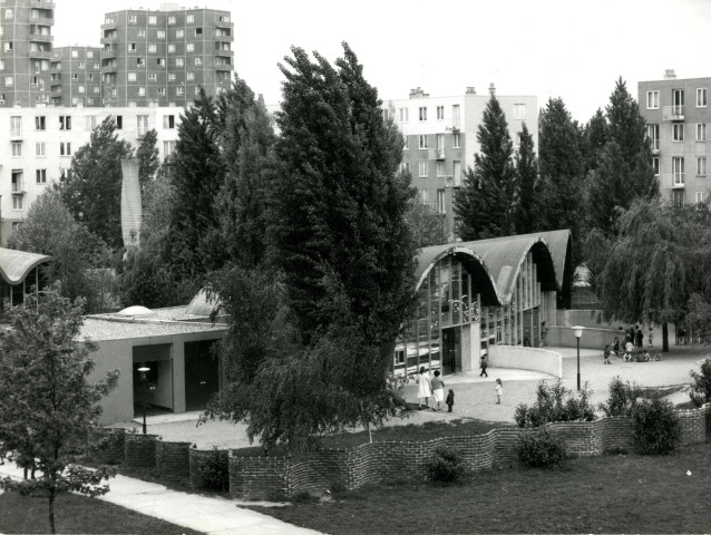 Crèche et centre de protection maternelle et infantile (PMI) des Courtillières : photographie noir et blanc.