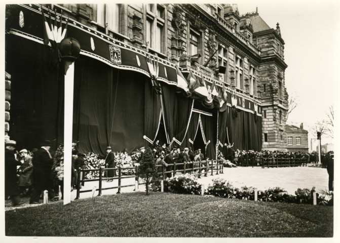 Enterrement du maire Charles Auray, hôtel de ville drapé de noir : photographie noir et blanc.