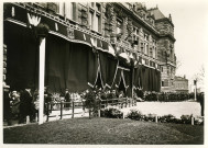Enterrement du maire Charles Auray, hôtel de ville drapé de noir : photographie noir et blanc.