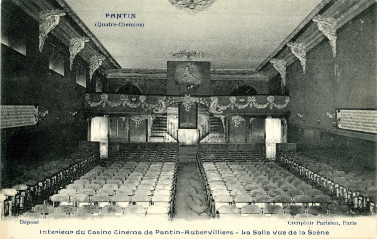 Intérieur du Casino-Cinéma sis 80 route de Flandre [actuelle avenue Jean-Jaurès], vue de la salle depuis la scène : carte postale noir et blanc.