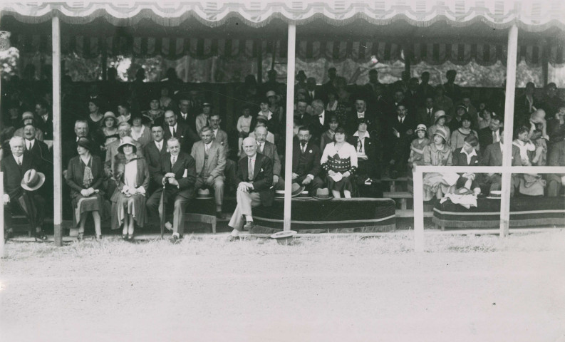 Fête d'éducation physique, spectateurs dans les gradins : photographie noir et blanc.
