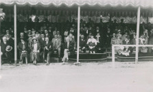 Fête d'éducation physique, spectateurs dans les gradins : photographie noir et blanc.