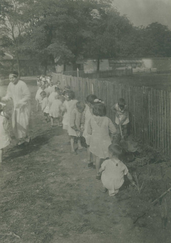 École de Plein-Air, jardinage : photographie noir et blanc.