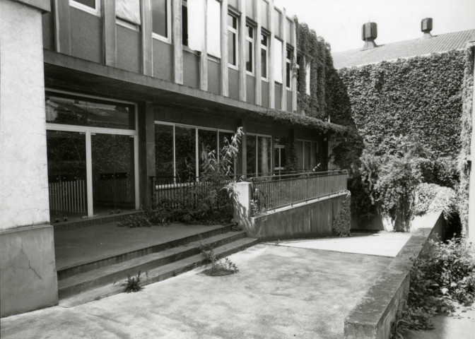 Usine Motobécane désaffectée, vue de la façade sur cour : photographie noir et blanc.