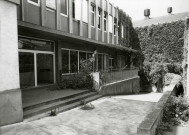 Usine Motobécane désaffectée, vue de la façade sur cour : photographie noir et blanc.