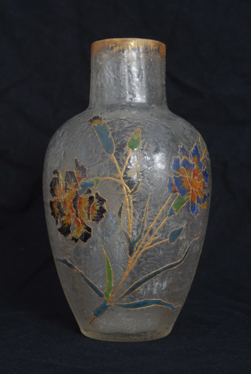 Vase de la Cristallerie de Pantin, au décor émaillé de fleurs et libellule - OAP51 Photographie d'un vase de la Cristallerie de Pantin, au décor émaillé de fleurs et libellule