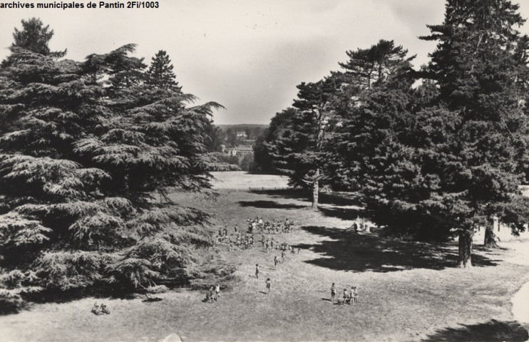 Colonie de vacances de la ville de Pantin à Saint-Martin-d'Ecublei - Le parc.