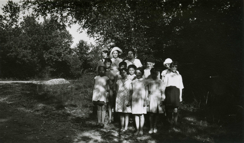 Colonies de vacances dans le nord du Morvan, groupe d'enfants à Corbiers : photographie noir et blanc.