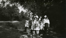 Colonies de vacances dans le nord du Morvan, groupe d'enfants à Corbiers : photographie noir et blanc.