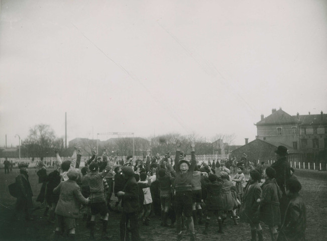 Enfants sur le stade Méhul : photographie noir et blanc.
