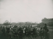 Enfants sur le stade Méhul : photographie noir et blanc.