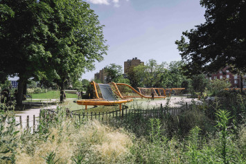 Photographie d'une structure de jeux au cœur du parc, en 2021