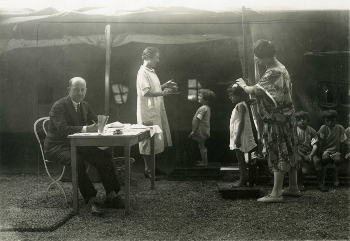 École de Plein-Air, visite médicale devant une tente : photographie noir et blanc.