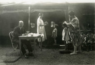 École de Plein-Air, visite médicale devant une tente : photographie noir et blanc.